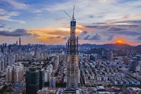 旭東圍擋廠家祝賀，深圳又一高樓388米 順利封頂 ！